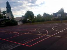 Nous avons réalisé un terrain de handball et deux terrains de basketball en résine thermocollée.