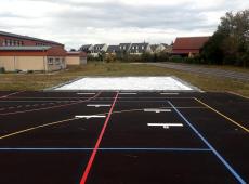 Nous avons réalisés, en résine thermocollée préfabriquée, le plateau sportif composé d’un terrain de handball, deux terrains de basketball et trois terrains de volleyball.