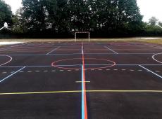 Nous avons réalisés, en résine thermocollée préfabriquée, le plateau sportif composé d’un terrain de handball, deux terrains de basketball et trois terrains de volleyball.