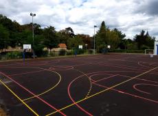 Nous avons réalisé un terrain de handball et trois terrains de basketball en résine thermocollée.